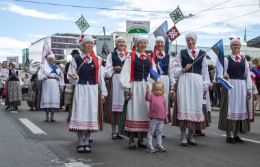 Tallinn, Estonya - 6 Temmuz, 2019: Tallinn sokaklarında geleneksel giyimli kadınlar