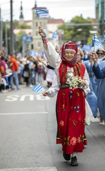 Tallinn Estonsko Červenec 2019 Lidé Tradičním Oblečení Ulicích Tallinnu — Stock fotografie