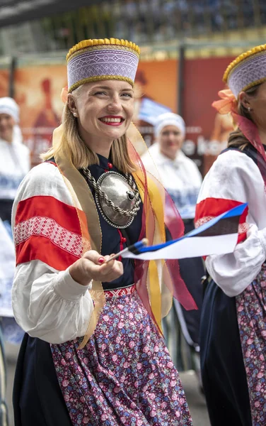 Tallinn Estonia Lipca 2019 Ludzie Tradycyjnej Odzieży Ulicach Tallina — Zdjęcie stockowe