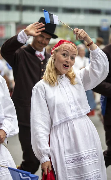 タリン エストニア 2019年7月6日 タリンの通りで伝統的な服を着た女性 — ストック写真