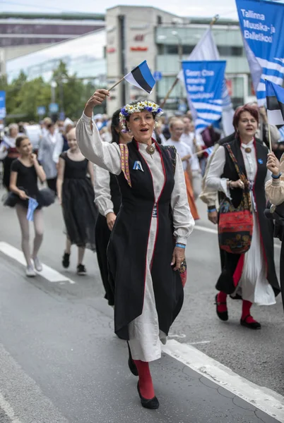 Таллинн Эстония Июля 2019 Года Люди Традиционной Одежде Улицах Таллинна — стоковое фото