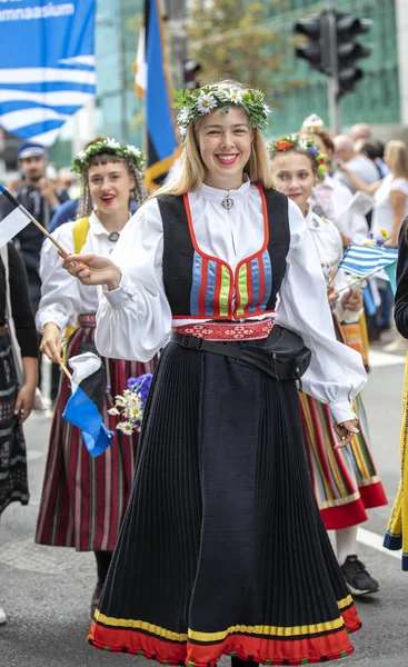 タリン エストニア 2019年7月6日 タリンの通りで伝統的な服を着た人々 — ストック写真