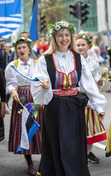 Tallinn Estonia Lipca 2019 Ludzie Tradycyjnej Odzieży Ulicach Tallina — Zdjęcie stockowe