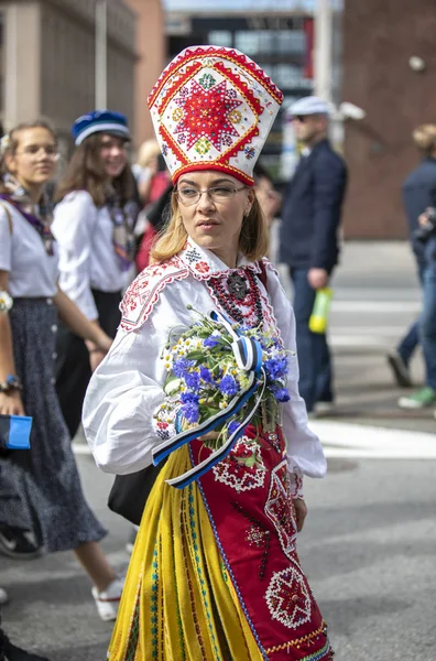 Tallinn Estonia Lipca 2019 Ludzie Tradycyjnej Odzieży Ulicach Tallina — Zdjęcie stockowe