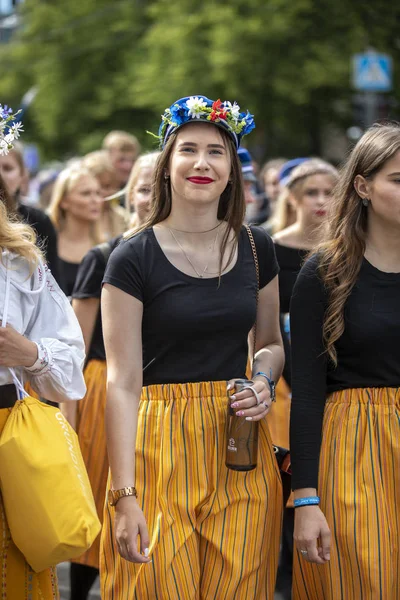タリン エストニア 2019年7月6日 タリンの通りで伝統的な服を着た女性 — ストック写真
