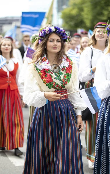 Tallinn Estonia Lipca 2019 Kobiety Tradycyjnej Odzieży Ulicach Tallina — Zdjęcie stockowe