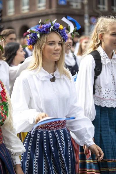 Tallinn Estonia Lipca 2019 Kobiety Tradycyjnej Odzieży Ulicach Tallina — Zdjęcie stockowe