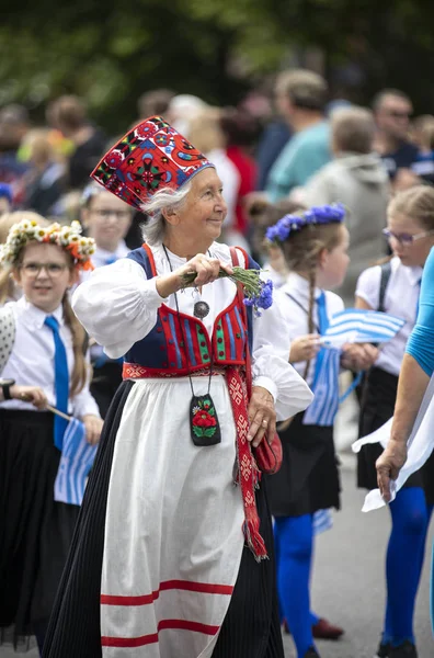 Таллинн Эстония Июля 2019 Года Старуха Дети Традиционной Одежде Улицах — стоковое фото