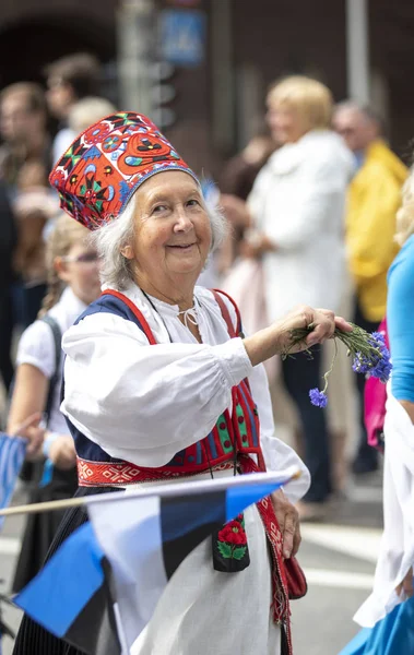 Tallinn Estonsko Červenec 2019 Stará Žena Děti Tradičním Oblečení Ulicích — Stock fotografie