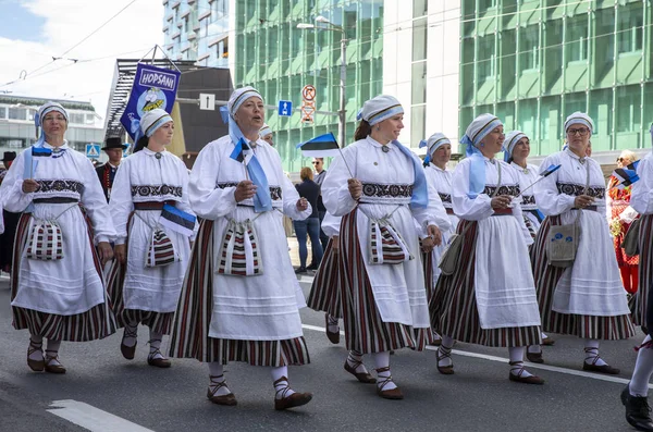Таллінн Естонія Липня 2019 Жінки Традиційному Одязі Вулицях Таллінна — стокове фото