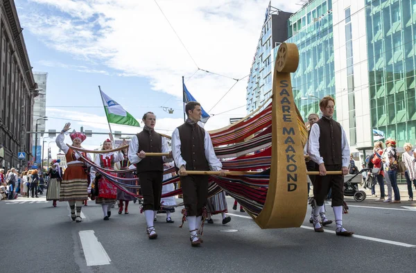 タリン エストニア 2019年7月6日 伝統的な衣服を着た人々がボートを運び タリンの通りを歩く — ストック写真