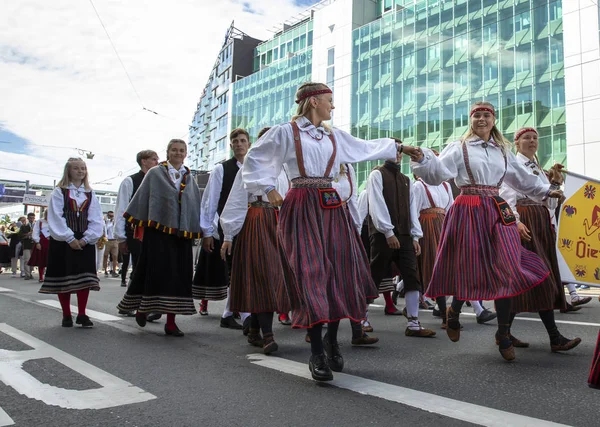 Tallinn Estland Juli 2019 Menschen Traditioneller Kleidung Den Straßen Von — Stockfoto