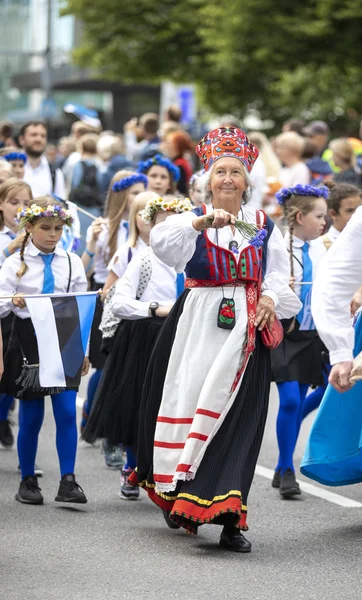 Tallinn Estonsko Červenec 2019 Lidé Tradičním Oblečení Ulicích Tallinnu — Stock fotografie