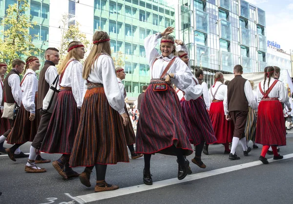 タリン エストニア 2019年7月6日 タリンの通りで伝統的な服を着た人々 — ストック写真