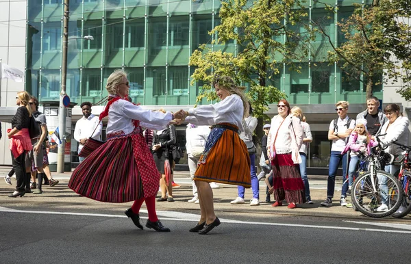 タリン エストニア 2019年7月6日 タリンの通りで踊る伝統的な服を着た人々 — ストック写真