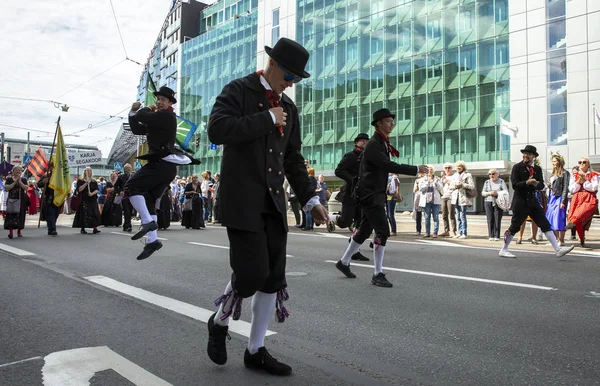 タリン エストニア 2019年7月6日 タリンの通りで伝統的な服を着た男性 — ストック写真