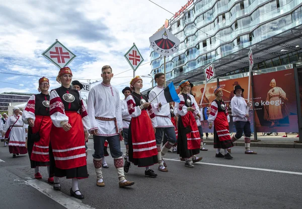タリン エストニア 2019年7月6日 タリンの通りで伝統的な服を着た人々 — ストック写真