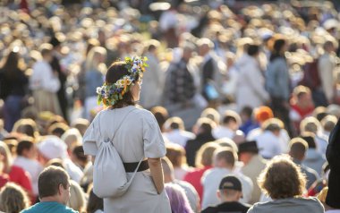 Tallinn, Estonya, 6 Temmuz 2019: 150 yıl öncesinden bu yana her 5 yılda bir düzenlenen 'laulupidu' adlı Estonya halk şarkıları festivalinde insanlar ülke tarihinin en önemli olayı