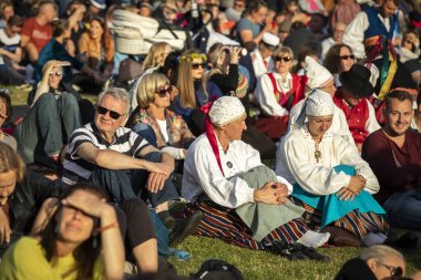 Tallinn, Estonya, 6 Temmuz 2019: 150 yıl öncesinden bu yana her 5 yılda bir düzenlenen 'laulupidu' adlı Estonya halk şarkıları festivalinde insanlar ülke tarihinin en önemli olayı