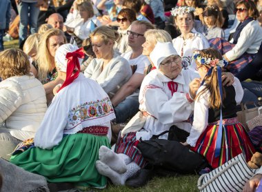 Tallinn, Estonya, 6 Temmuz 2019: 150 yıl öncesinden bu yana her 5 yılda bir düzenlenen 'laulupidu' adlı Estonya halk şarkıları festivalinde insanlar ülke tarihinin en önemli olayı