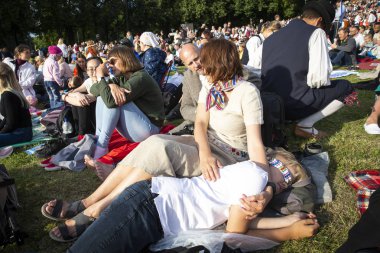 Tallinn, Estonya, 6 Temmuz 2019: 150 yıl öncesinden bu yana her 5 yılda bir düzenlenen 'laulupidu' adlı Estonya halk şarkıları festivalinde insanlar ülke tarihinin en önemli olayı
