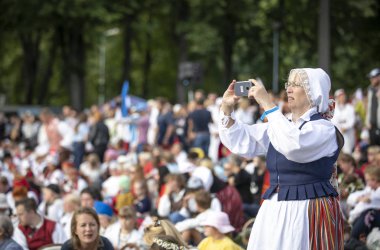 Tallinn, Estonya, 6 Temmuz 2019: 150 yıl öncesinden bu yana her 5 yılda bir düzenlenen 'laulupidu' adlı Estonya halk şarkıları festivalinde insanlar ülke tarihinin en önemli olayı