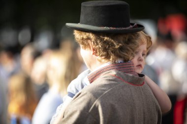 Tallinn, Estonya, 6 Temmuz 2019: 150 yıl öncesinden bu yana her 5 yılda bir düzenlenen 'laulupidu' adlı Estonya halk şarkı festivalinde baba ve çocuk ülke tarihinin en önemli olayı