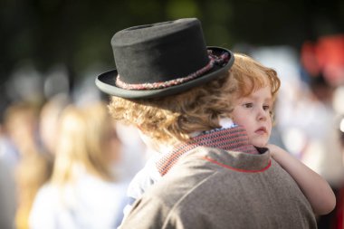 Tallinn, Estonya, 6 Temmuz 2019: 150 yıl öncesinden bu yana her 5 yılda bir düzenlenen 'laulupidu' adlı Estonya halk şarkı festivalinde baba ve çocuk ülke tarihinin en önemli olayı