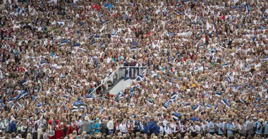 Tallinn, Estonya, 6 Temmuz 2019: 150 yıl öncesinden bu yana her 5 yılda bir düzenlenen 'laulupidu' adlı Estonya halk şarkıları festivalinde sahneye çıkan şarkıcılar, ülke tarihinin en önemli olayı