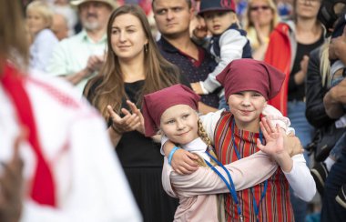 Tallinn, Estonya, 6 Temmuz 2019: 150 yıl öncesinden bu yana her 5 yılda bir düzenlenen 'laulupidu' adlı Estonya halk şarkıları festivalinde insanlar ülke tarihinin en önemli olayı