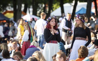 Tallinn, Estonya, 6 Temmuz 2019: 150 yıl öncesinden bu yana her 5 yılda bir düzenlenen 'laulupidu' adlı Estonya halk şarkıları festivalinde insanlar ülke tarihinin en önemli olayı