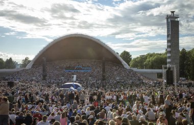 Tallinn, Estonya, 6 Temmuz 2019: 150 yıl öncesinden bu yana her 5 yılda bir düzenlenen 'laulupidu' adlı Estonya halk şarkıları festivalinde insanlar ülke tarihinin en önemli olayı