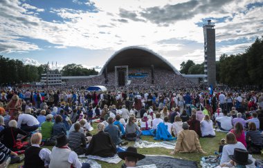 Tallinn, Estonya, 6 Temmuz 2019: 150 yıl öncesinden bu yana her 5 yılda bir düzenlenen 'laulupidu' adlı Estonya halk şarkıları festivalinde insanlar ülke tarihinin en önemli olayı