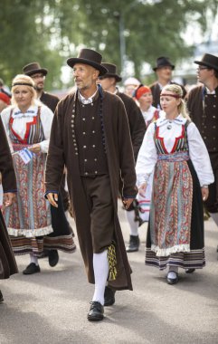 Tallinn, Estonya, 6 Temmuz 2019: Tallinn'de her 5 yılda bir düzenlenen 'laulupide' şarkı festivali sırasında Pirita'daki şarkı festivali nde geleneksel estonya giyimli adam