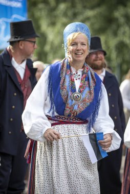 Tallinn, Estonya, 6 Temmuz 2019: Tallinn'de her 5 yılda bir düzenlenen 'laulupide' şarkı festivali sırasında Pirita'daki şarkı festivali nde geleneksel estonya kıyafetleri içinde insanlar