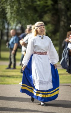 Tallinn, Estonya, 6 Temmuz 2019: Tallinn'de her 5 yılda bir düzenlenen 'laulupide' şarkı festivali sırasında Pirita'daki şarkı festivali nde geleneksel estonya giyimli kadın
