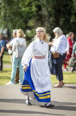 Tallinn, Estonya, 6 Temmuz 2019: Tallinn'de her 5 yılda bir düzenlenen 'laulupide' şarkı festivali sırasında Pirita'daki şarkı festivali nde geleneksel estonya giyimli kadın
