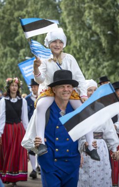 Tallinn, Estonya, 6 Temmuz 2019: Tallinn'de her 5 yılda bir düzenlenen 'laulupide' şarkı festivali sırasında Pirita'daki şarkı festivali nde geleneksel estonya kıyafetleri içinde insanlar