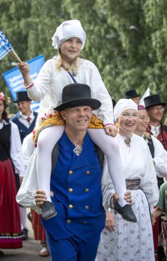 Tallinn, Estonya, 6 Temmuz 2019: Tallinn'de her 5 yılda bir düzenlenen 'laulupide' şarkı festivali sırasında Pirita'daki şarkı festivali nde geleneksel estonya kıyafetleri içinde insanlar