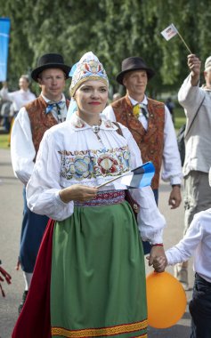 Tallinn, Estonya, 6 Temmuz 2019: Tallinn'de her 5 yılda bir düzenlenen 'laulupide' şarkı festivali sırasında Pirita'daki şarkı festivali nde geleneksel estonya kıyafetleri içinde insanlar