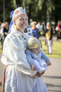 Tallinn, Estonya, 6 Temmuz 2019: Tallinn'de her 5 yılda bir düzenlenen 'laulupide' şarkı festivali sırasında Pirita'daki şarkı festivali nde geleneksel estonya giyimli kadın