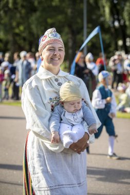 Tallinn, Estonya, 6 Temmuz 2019: Tallinn'de her 5 yılda bir düzenlenen 'laulupide' şarkı festivali sırasında Pirita'daki şarkı festivali nde geleneksel estonya giyimli kadın