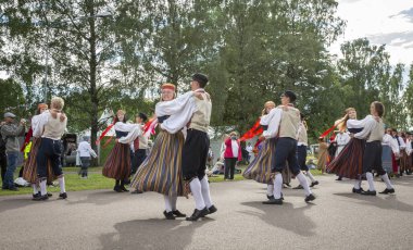 Tallinn, Estonya, 6 Temmuz 2019: Tallinn'de her 5 yılda bir düzenlenen 'laulupide' şarkı festivali sırasında Pirita'daki şarkı festivali nde geleneksel giyimli estonyalı halk dansçıları