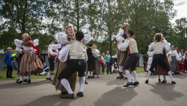 Tallinn, Estonya, 6 Temmuz 2019: Tallinn'de her 5 yılda bir düzenlenen 'laulupide' şarkı festivali sırasında Pirita'daki şarkı festivali nde geleneksel giyimli estonyalı halk dansçıları