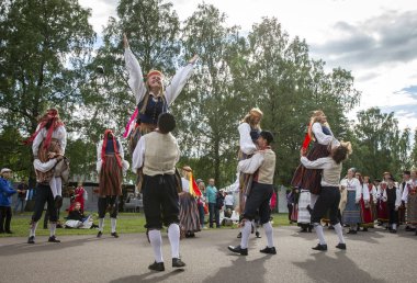 Tallinn, Estonya, 6 Temmuz 2019: Tallinn'de her 5 yılda bir düzenlenen 'laulupide' şarkı festivali sırasında Pirita'daki şarkı festivali nde geleneksel giyimli estonyalı halk dansçıları