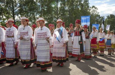 Tallinn, Estonya, 6 Temmuz 2019: Tallinn'de her 5 yılda bir düzenlenen 'laulupidu' şarkı festivali sırasında Pirita'daki şarkı festivali nde geleneksel estonya kıyafetleri içinde insanlar