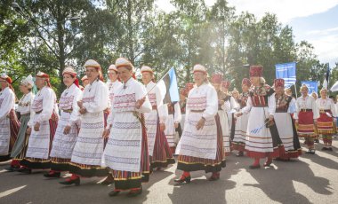 Tallinn, Estonya, 6 Temmuz 2019: Tallinn'de her 5 yılda bir düzenlenen 'laulupidu' şarkı festivali sırasında Pirita'daki şarkı festivali nde geleneksel estonya kıyafetleri içinde insanlar