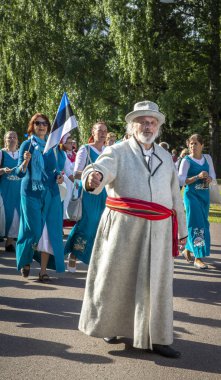Tallinn, Estonya, 6 Temmuz 2019: Tallinn'de her 5 yılda bir düzenlenen 'laulupidu' şarkı festivali sırasında Pirita'daki şarkı festivali nde geleneksel estonya kıyafetleri içinde insanlar