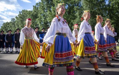 Tallinn, Estonya, 6 Temmuz 2019: Tallinn'de her 5 yılda bir düzenlenen 'laulupidu' şarkı festivali sırasında Pirita'daki şarkı festivali nde geleneksel estonya kıyafetleri içinde insanlar