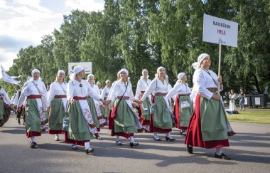 Tallinn, Estonya, 6 Temmuz 2019: Tallinn'de her 5 yılda bir düzenlenen 'laulupidu' şarkı festivali sırasında Pirita'daki şarkı festivali nde geleneksel estonya kıyafetleri içinde insanlar